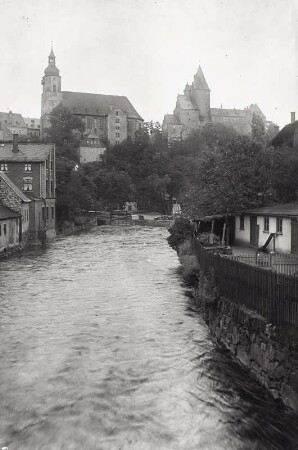 Schloß : Stadtkirche St. Georg und Schloß. Blick von der Straßenbrücke Obergasse über das Schwarzwasser mit Holzlager der Brettschneidemühle?