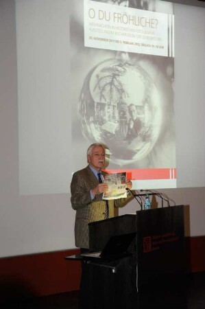 Dresden. Sächsische Landesbibliothek - Staats- und Universitätsbibliothek. Eröffnung der Ausstellung "O du fröhliche? Weihnachten in historischen Fotografien" im Vortragssaal. Generaldirektor Prof. Thomas Bürger bei der Begrüßung