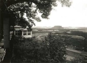 Lohmen. Bastei-Gaststätte. Sonnenterrasse und Restaurant gegen Elbtal und Lilienstein. Blick nach Südsüdost