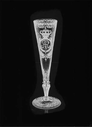 Flöte (mit Laub- und Bandelwerkfries und AR-Monogramm in bekrönter Kartusche) aus Schloß Moritzburg