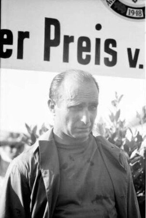 Nürburgring: Fangio auf dem Ehrenpodium; groß; mit Kranz