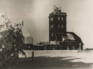 Winter im Erzgebirge. Ansicht der 1915 errichteten Wetterwarte auf dem Fichtelberg, dem höchsten Berg Sachsens (1.214,88 m)