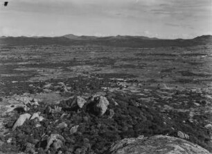 Ebene : Von Bergen begrenzte Ebene in Tansania. Im Bildvordergrund ein Kopje (Inselberg)
