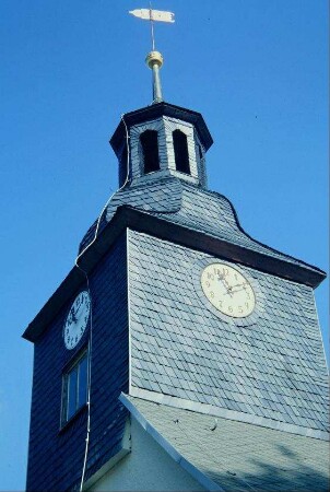 Dachreiter der Kirche mit Uhr, Laterne und Wetterfahne