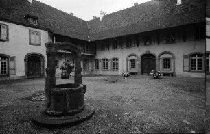 Hartmannsweiler: Schloss Ollwiller, Hof mit Brunnen