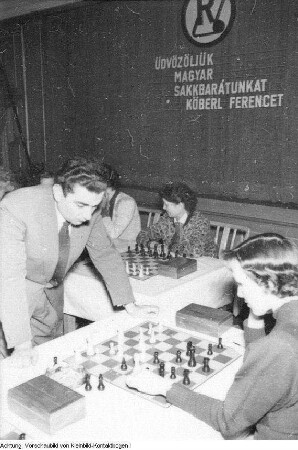 Dresden. Wolfgang Uhlmann (stehend), Großmeister im Schach während des internationalen Schachturniers in Dresden, 1956