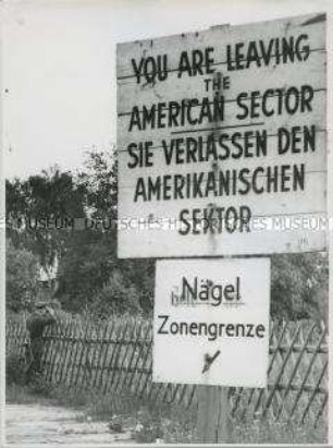Passiersperre aus Nägeln an der Zonengrenze in Düppel (bei Zehlendorf) Richtung Osten