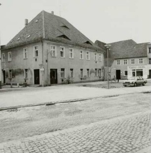 Spremberg. Wohnhaus Erbburglehn : Spremberg, Lange Straße 31. Ehemaliges Erbburglehn (nach 1705, Mitte 18. Jahrhundert). Straßenansicht mit Wohnhaus mit Ladeneinbau, Nr. 30