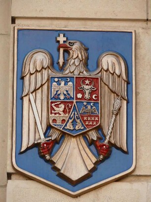 Bukarest, Plakette mit dem staatlichen rumänischen Hoheitszeichen an einem Ministerium