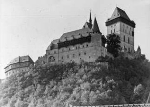 Karlštejn / Karlstein (Tschechien), Burg Karlštejn, vorn Königlicher Pallas, re. der Große Turm