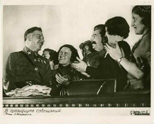 Genosse Stalin und fünf Frauen applaudieren einem Offizier in Uniform mit Orden in Konferenzpräsidium