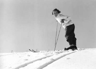 Skifahrerin Friedl. Junge Frau auf Skiern