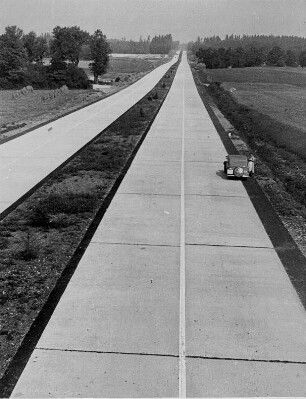 Rast auf dem Standstreifen der Reichsautobahn München-Holzkirchen