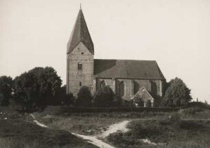 Kirchdorf. Insel Poel. Mecklenburg. Gotische Dorfkirche mit Kirchhof, errichtet in der heutigen Form ca. Anfang des 14. Jh.