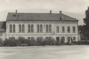 Lessing-Oberschule, das ehemalige Ballhaus „Gesellschaftshaus“, Gründungshaus der Domowina 1913, in Hoyerswerda : Lessingowa šula, prjedawši hosćenc „Gesellschaftshaus“, załoženski dom Domowiny 1913, we Wojerecach