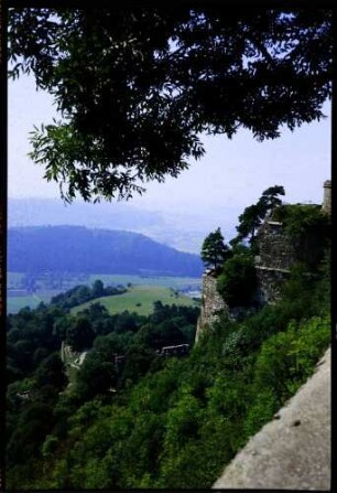 Singen: Hohentwiel, Fensterdurchblick Bastion