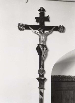 Vortragekreuz : Vortragekreuz. Holz, geschnitzt, farbig gefaßt. Kleinolbersdorf, Dorfkirche
