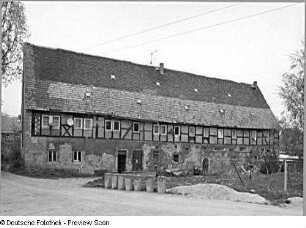 Scharfenberg, Wohnstallhaus : Scharfenberg. Straßenansicht eines ehemaligen Wohnstallhauses