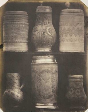 Sechs nordische Steinkrüge, weiße und graue Hartmasse, ohne aufgesetzte Glasur, 17. u. 18. Jahrhundert