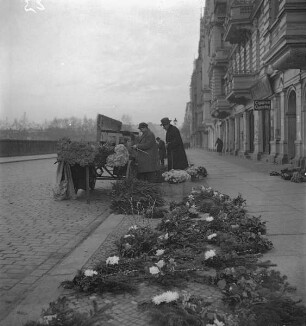 Blumenverkäufer am Totensonntag vor dem Luisenstädtischen Friedhof