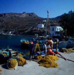 Kalymnos. Bucht von Vathy, Schleppnetzfischer beim Verladen der Nylonnetze am späten Nachmittag