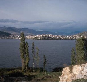Kastoria. Die Stadt überm Westufer des Sees