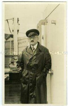 Richard Fleischhut im Ledermantel und mit Dienstmütze "Photograph" an Bord des Hochseepassagierdampfers "Bremen"
