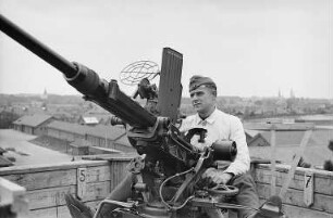 Zweiter Weltkrieg. Niederlande unter deutscher Besatzung. Wehrmachtsangehöriger am Maschinengewehr, wohl auf einem Wachturm am Unterbringungsstandort, vielleicht auf einem Gestüt (wohl bei Den Haag)