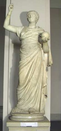 Weibliche Gewandstatue: Statue der Kore mit einem Privatporträt, als Urania ergänzt