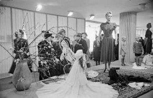Messestand mit Frauenkleidern