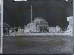 Moschee mit vorgebauter Säulenhalle