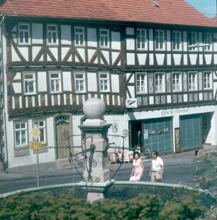 Tann (Rhön). Marktplatz mit Brunnen und Fachwerkhäusern
