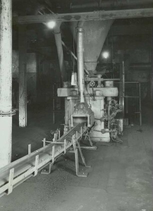 Hirschfelde, Kohlenwerk : Hirschfelde, Großkraftwerk und Kohlenwerk. Kohlenwerk. Brikettfabrik. Strangpresse. Kohlentrichter, Staubabsaugrohr über dem Pressmauö, Brikettstrang