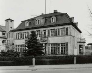 Neukirch, Fabrikantenvilla : Neukirch (Kreis Bautzen), Fabrikantenvilla der Zwiebackfabrik, Hauptstraße 66, um 1915, Straßenansicht