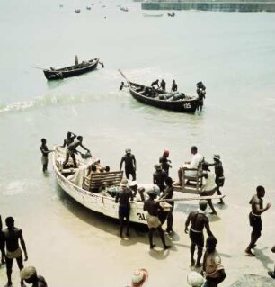 Accra. Surfboats : Accra (Ghana). Be- und Entladen von Surfboats am Strand, 1. April 1959