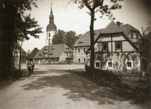 Dorfstraße : Klix, Blick über die Dorfstraße zur Kirche