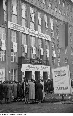 Besucher vor dem Ring-Messehaus