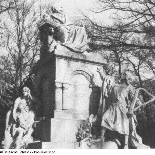 Eberlein, Gustav Heinrich: Denkmal für Richard Wagner (1813-1883; Komponist, Dirigent), 1901-1903. Marmor. Sitzfigur Richard Wagner (2,7 m; Untersicht) auf Sockel, daneben Figuren Brünhild mit Siegfried und Wolfram von Eschenbach mit gotischer Harfe. Berlin, Tiergartenstraße