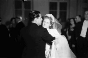 Bukarest: Hochzeit Drechsel: Brautpaar tanzt