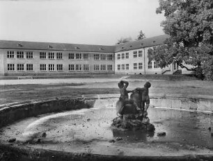 Neschwitz, Parkstraße 12. Neue Schule (1951/1953). Ansicht über den Brunnen gegen Südseite und Ostflügel