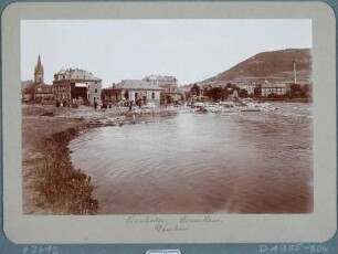 Blick über die Weißeritz auf die vom Hochwasser am 30./31. Juli 1897 zerstörte Turnhalle und Wohnhäuser, im Hintergrund Kaufmann Görnes Haus, in Deuben (Freital)