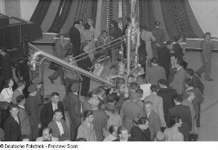 Exponate aus sowjetischer Produktion auf der Leipziger Herbstmesse 1954