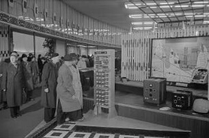 Messebesucher in der Ausstellungshalle Polens und Ungarns vor einer Präsentation von Steuerungstechnik