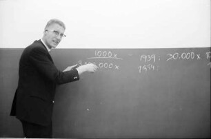 Freiburg: Biologisches Institut II, Prof. Dr. Peter Sitte beim Dozieren über das Elektronenmikroskop