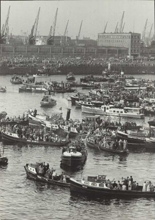 Zahlreiche Barkassen, Boote, Fähren mit tausenden Zuschauern bereiteten für den stapellaufenden Großtanker den festlichen Rahmen. Halb Hamburg war auf den Beinen