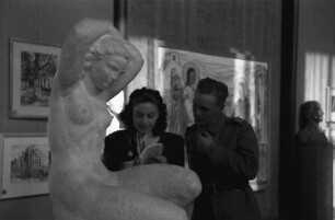 Bukarest: Dalles Saal: Salon official 1944, Frau Petrescu-Riegeler vor Skulptur