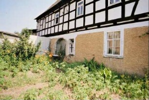 Gutshof, Gebäude mit Fachwerk im OG