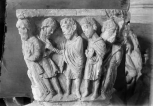 Vézelay, Fragment eines Figurenkapitells mit der Darstellung der Erweckung des Lazarus