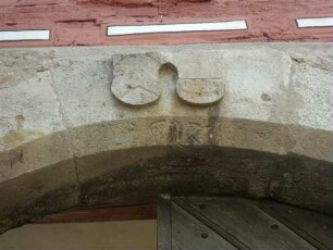 Stadtbild-Romschlössle-Ansicht von Norden-Torgebäude (1512) - äußerer Torbogen-Schlußstein mit Wappenschilden und Jahreszahl 1512 im Detail