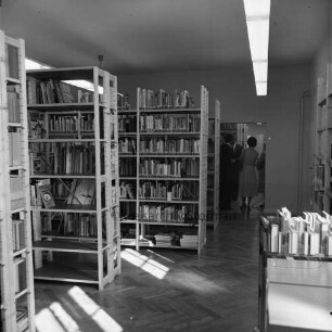 Bad Oldesloe: Einweihung der Fahrbücherei: Besichtigung des Magazinraumes in den Bölckschen Häusern, Grabauer Straße